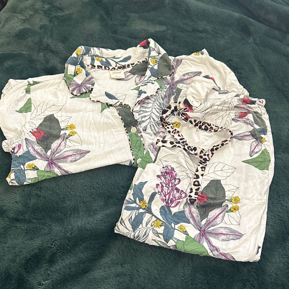 Soma Leopard Trim Floral Top and crop pants lg top, med bottom
